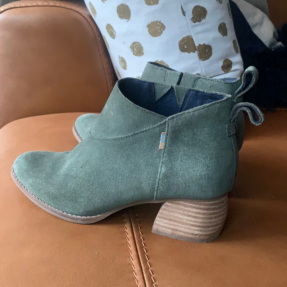 Like new TOMS booties olive green size 6